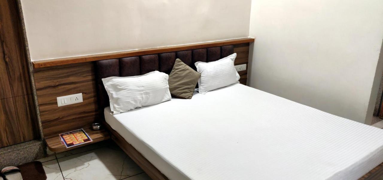 Hotel Milan Ahmedabad Exterior photo