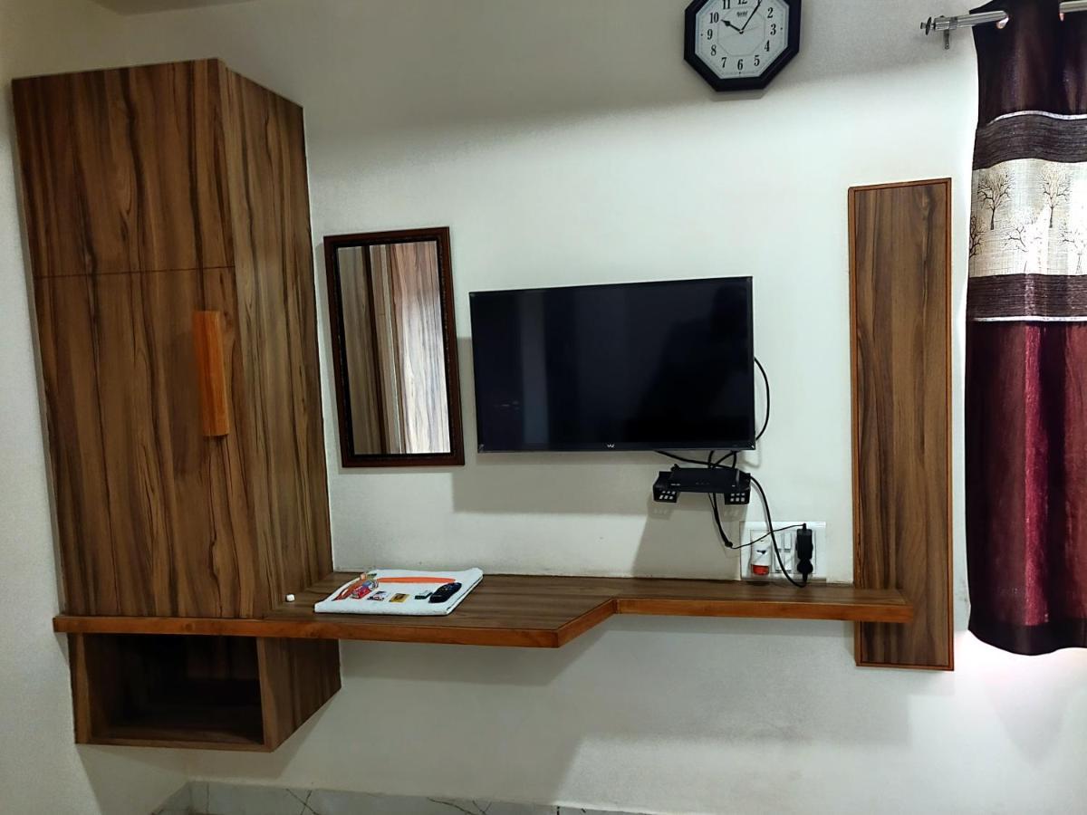 Hotel Milan Ahmedabad Exterior photo